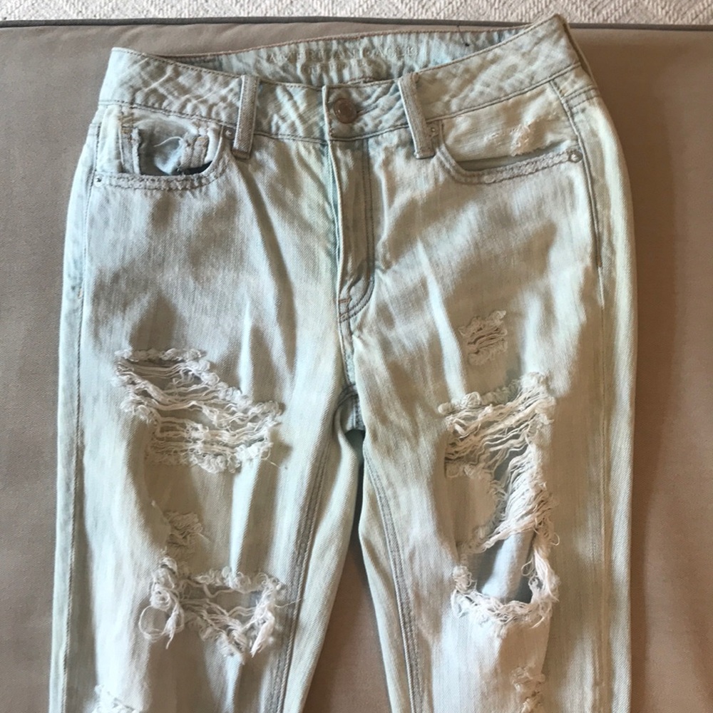 Light Wash American Eagle Tomgirl Jeans